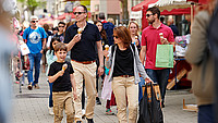 Fußgänger mit Eis in der Innenstadt Detmold