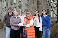 (von links) stellvertretender Schülersprecher: Lukas Nickel; Schülerspreche-rin: Theresa Dickmann; Lehrerin Fr. Engel; Koordinatorin Frühe Hilfen Ulrike Räker; Mara Lu-cker, Team SV; Seraphina Bütow Team SV