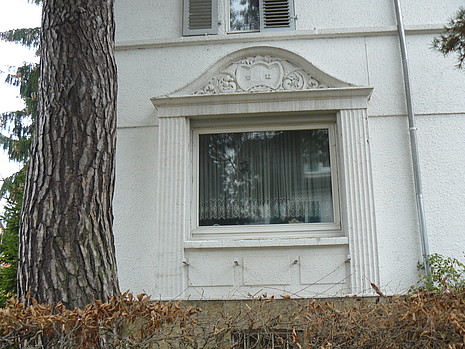 Fliederweg 7 Fenstereinfassung Südseite Fenstereinfassung auf der Südseite des Wohnhauses mit Einfriedung am Fliederweg 7 in Detmold (Denkmal A724)