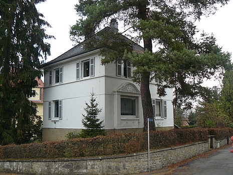 Fliederweg 7 Südwestansicht Südwestansicht des Wohnhauses mit Einfriedung am Fliederweg 7 in Detmold (Denkmal A724)