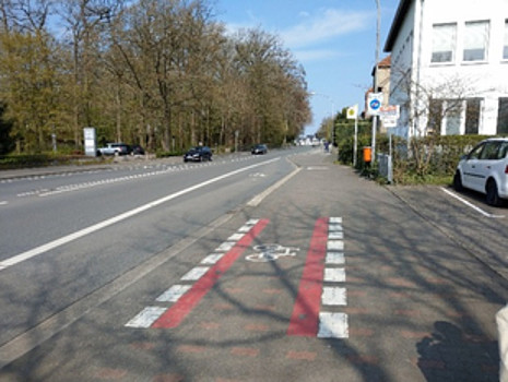 Radweg mit Furtmarkierung mit zusätzlichem roten Strich