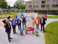 Gruppenfoto mit (von links) Technischer Beigeordneter und Aufsichtsrat Thomas Lammering, Aufsichtsratsvorsitzender Michael Hoppenberg, Genossenschaftsvorstand Daniel Klei, Bürgermeister und Aufsichtsrat Frank Hilker, Kita-Leiterin Angelika Stölting sowie die Aufsichtsräte Corinna Peter-Werner und Friedrich-Wilhelm Sundhoff