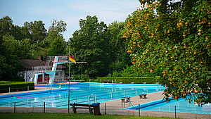 Aufnahme von einem Schwimmbecken im Freibad Schwarzenbrink