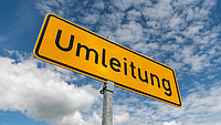 Umleitungsschild vor blauem Himmel