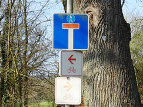 Schilderkombination einer Sackgasse, die für Fahrradfahrer durchlässig ist