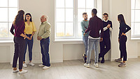 Eine Gruppe von sieben Personen unterhalten sich 