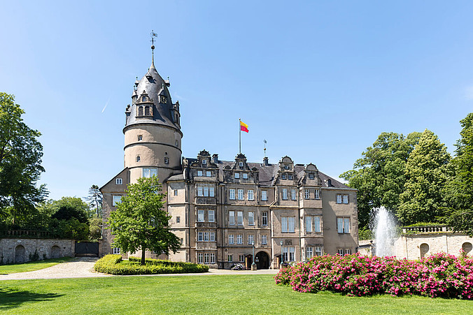 Außenaufnahme des Fürstlichen Residenzschlosses in Detmold bei Sonnenschein