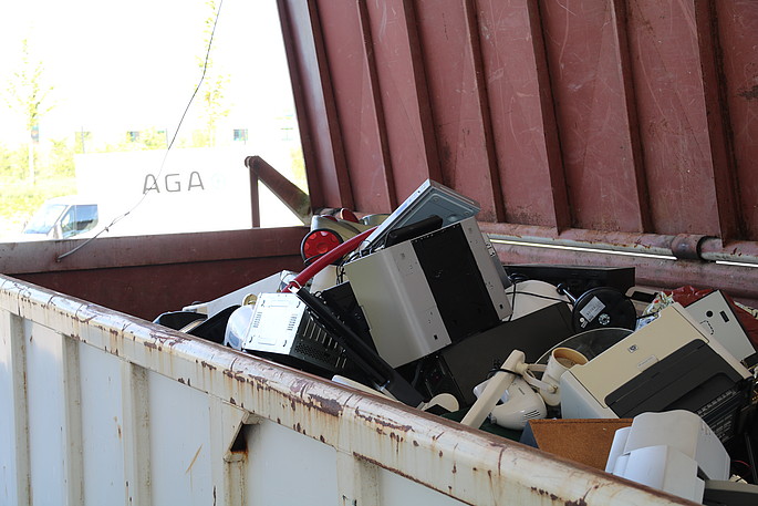 Container gefüllt mit Elektro-, Elektronik- und Metallschrott