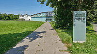 Gehwegaufnahme vom Hangar 21 in Detmold