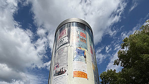 Außenaufnahme der Litfaßsäule am Bruchberg