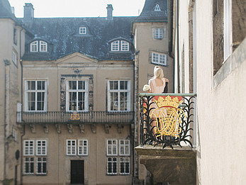 Ehepaar auf einem Balkon am Fürstlichen Residenzschloss