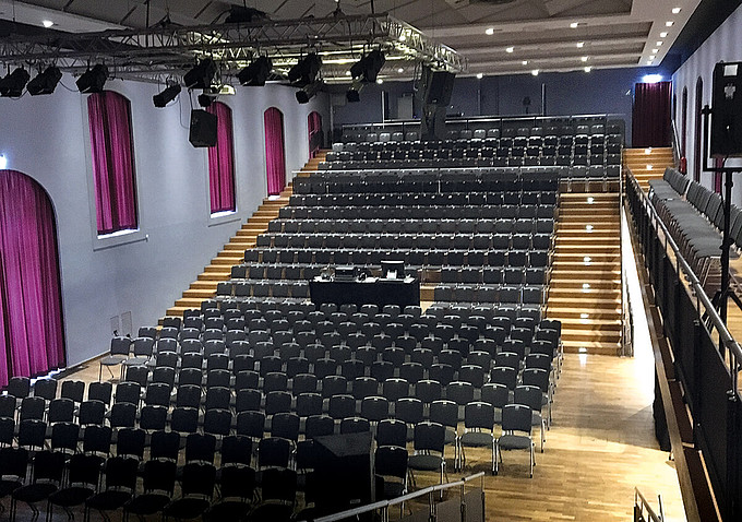 Innenaufnahme im großen Saal der Stadthalle Detmold