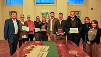 Verleihung des Heimat-Preises 2025 mit (von links) Bürgermeister Frank Hilker, Werner Zahn und Dr. Bernd Groeger für das Projekt „Heiligenkirchens Geschichte erforschen und vermitteln“, Sonja Girod und Nadine Pankratz (Handballglück Detmold), Cord-Henrik Starke, Julius Krome und Paul Maaß (KKLGV Brokhausen) sowie Nora Moos und Kathrin Prill aus dem Team Ehrenamt der Stadt Detmold.