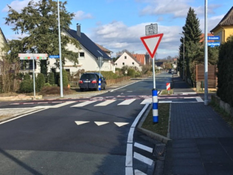 Vorfahrtsstraße für Radfahrer an der Waldheidestraße