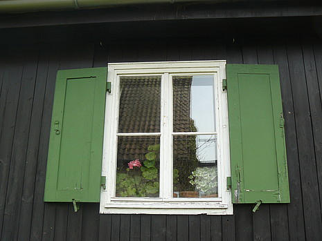 Krohnstraße 12 Fenster mit bauzeitlichem Fensterladen Fenster mit bauzeitlichen, grünen Fensterläden am schwarzen Wohnhaus an der Krohnstraße 12 in Detmold (Denkmal A719)