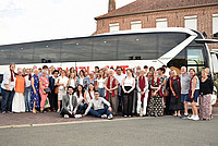 Gruppenbild der Mitglieder der detmolder Jugendchöre Voice Kamp und Martin-Luther-Youth-Choir MYC vor einem Bus