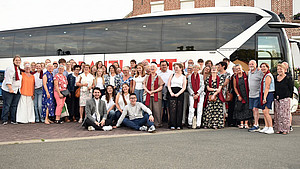 Gruppenbild der Mitglieder der detmolder Jugendchöre Voice Kamp und Martin-Luther-Youth-Choir MYC vor einem Bus
