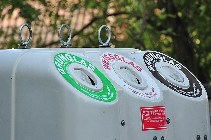 Close-up von 3 Glascontainern (Grün-, Weiß- und Braunglas)