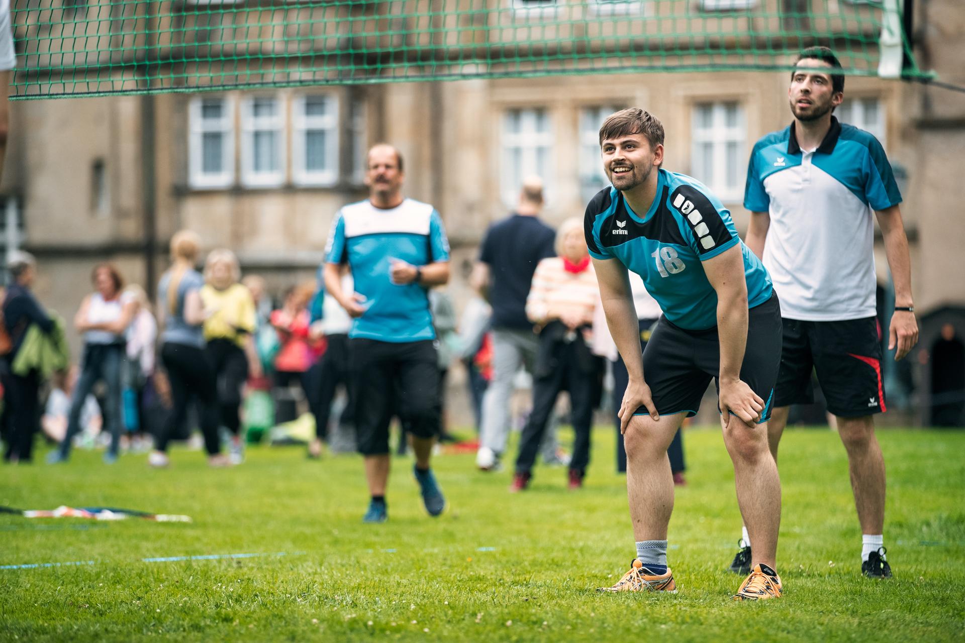 Mehrere Fußballspieler stehen auf der Wiese vor dem Fürstlichen Residenzschloss in Detmold. Im Hintergrund sind mehrere Zuschauer zu sehen.