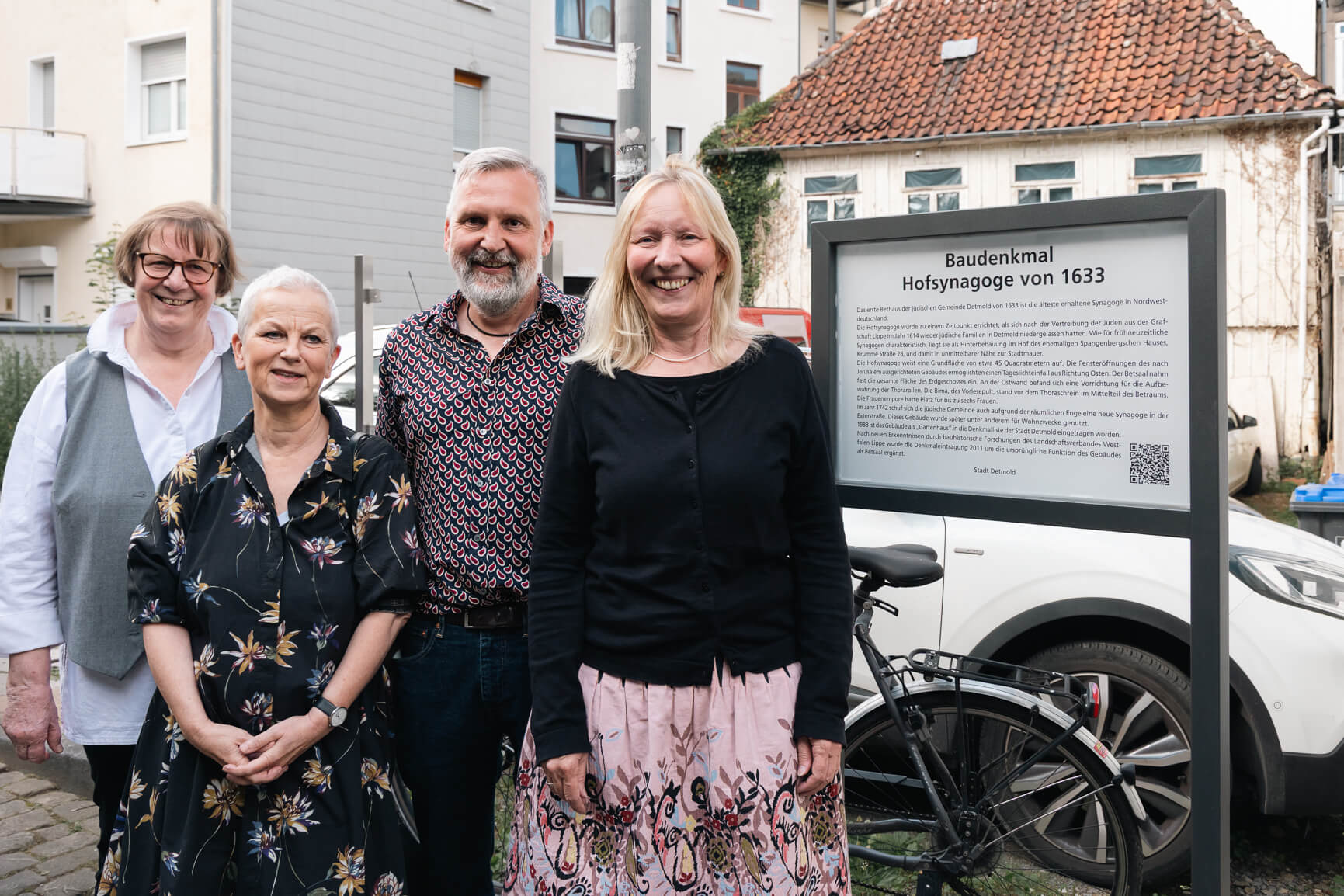Gruppenaufnahme mit (von links) der stellvertretenden Bürgermeisterin Christ-Dore Richter, Historikerin Gudrun Mitschke-Buchholz, Dr. Oliver Arnhold, evangelischer Vorsitzender der Gesellschaft für Christlich-Jüdische Zusammenarbeit, und Stadtarchivarin Dr. Bärbel Sunderbrink vor der neuen Informationstafel für die Hofsynagoge