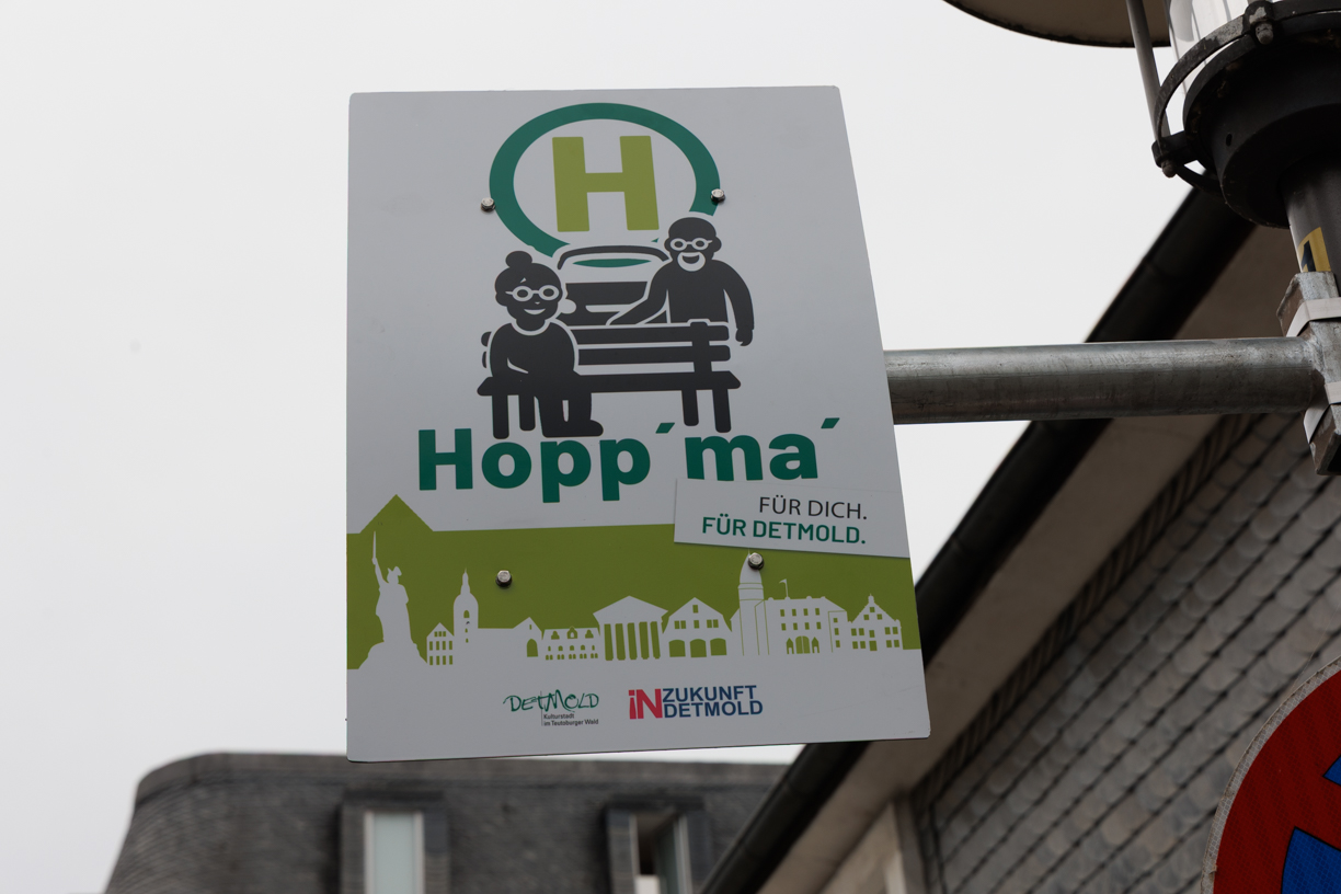 Schild, das auf die erste „Hopp‘-ma‘“-Zone in Detmold hinweist.