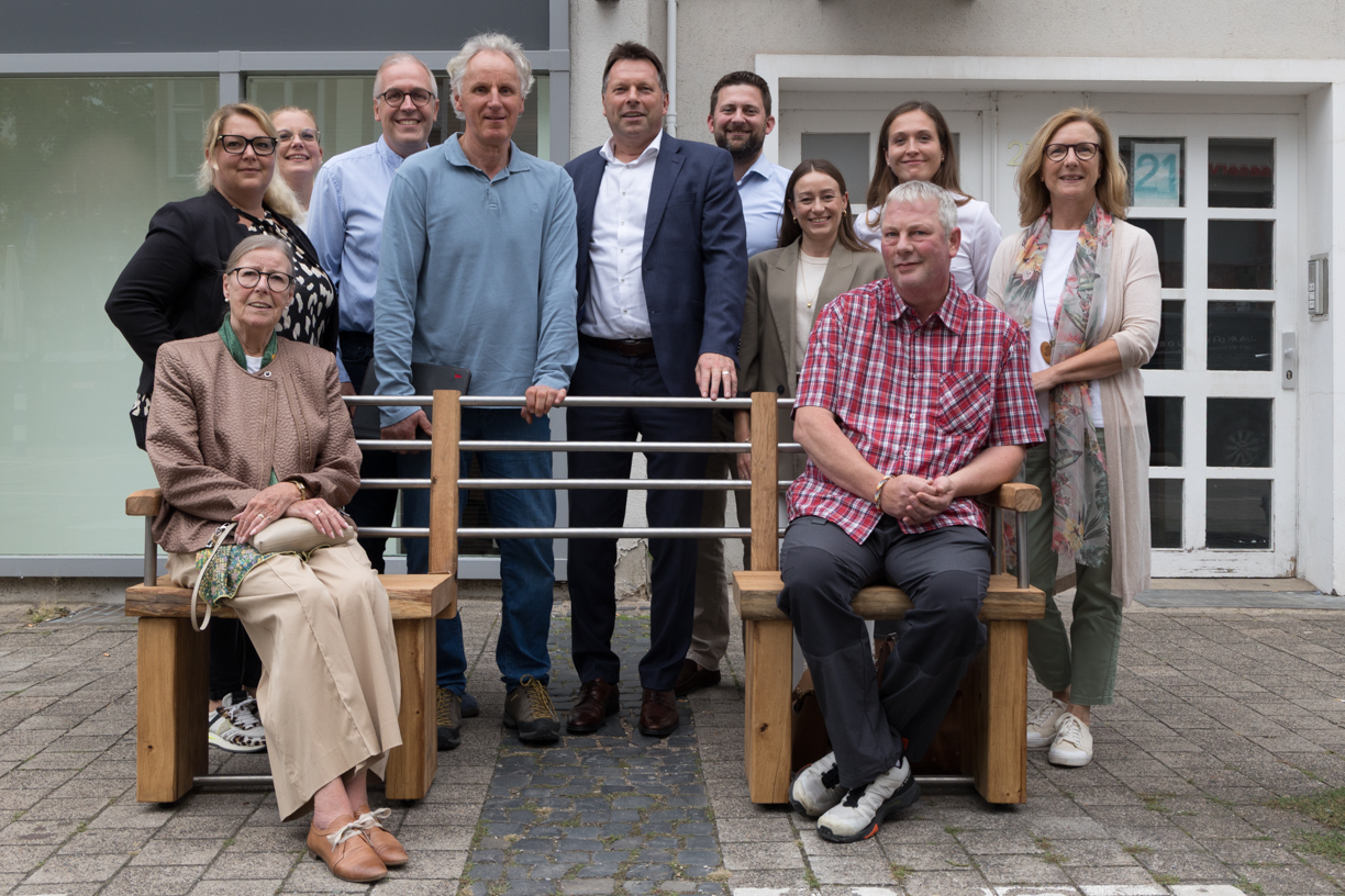Gruppenfoto bei der Einweihung der neuen „Hopp‘-ma‘“-Haltestelle in Detmold