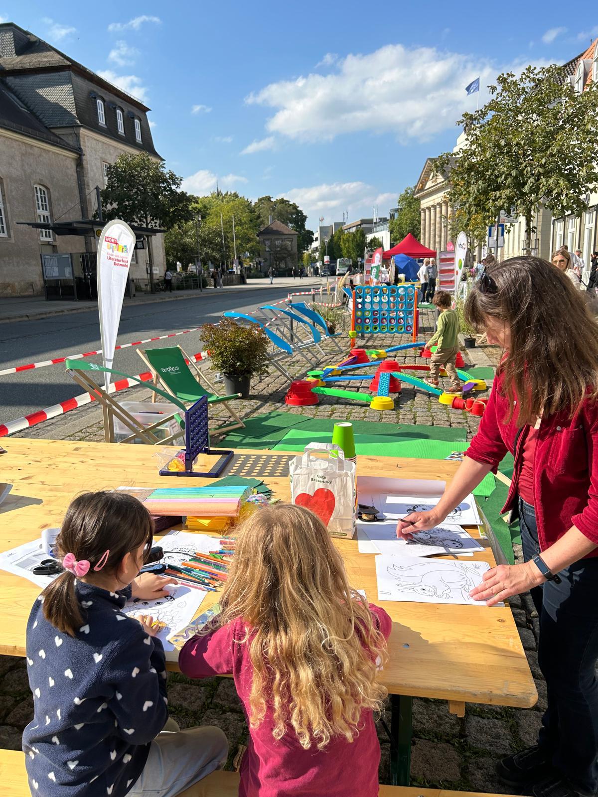 Kinder basteln auf dem Parking Day 2025 im Rosental