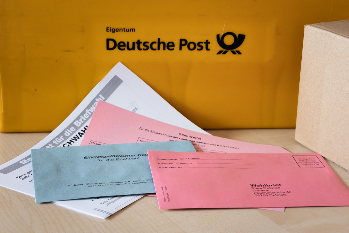 Wahlunterlagen für Stichwahl auf einem Schreibtisch