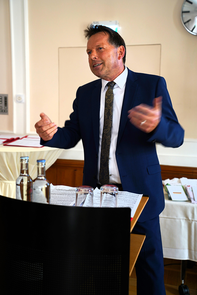 Fotoaufnahme von Bürgermeister Frank Hilker bei Halten einer Rede