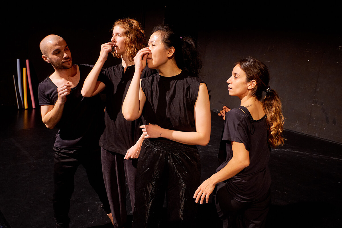 Innenaufnahme der vier Darstellenden von Spectacular Failures („performing:group“)