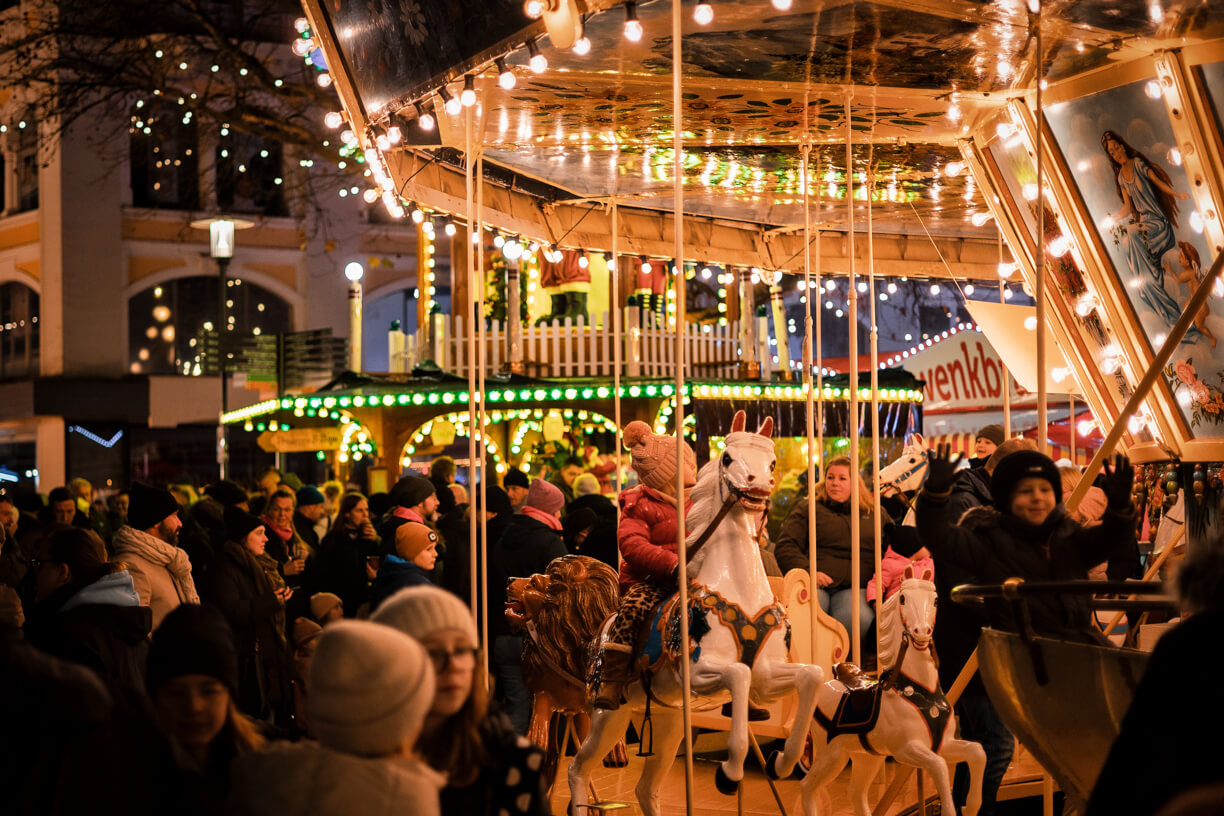 Außenaufnahme des Nostalgie-Karussells auf dem Marktplatz Detmold während der Andreasmesse