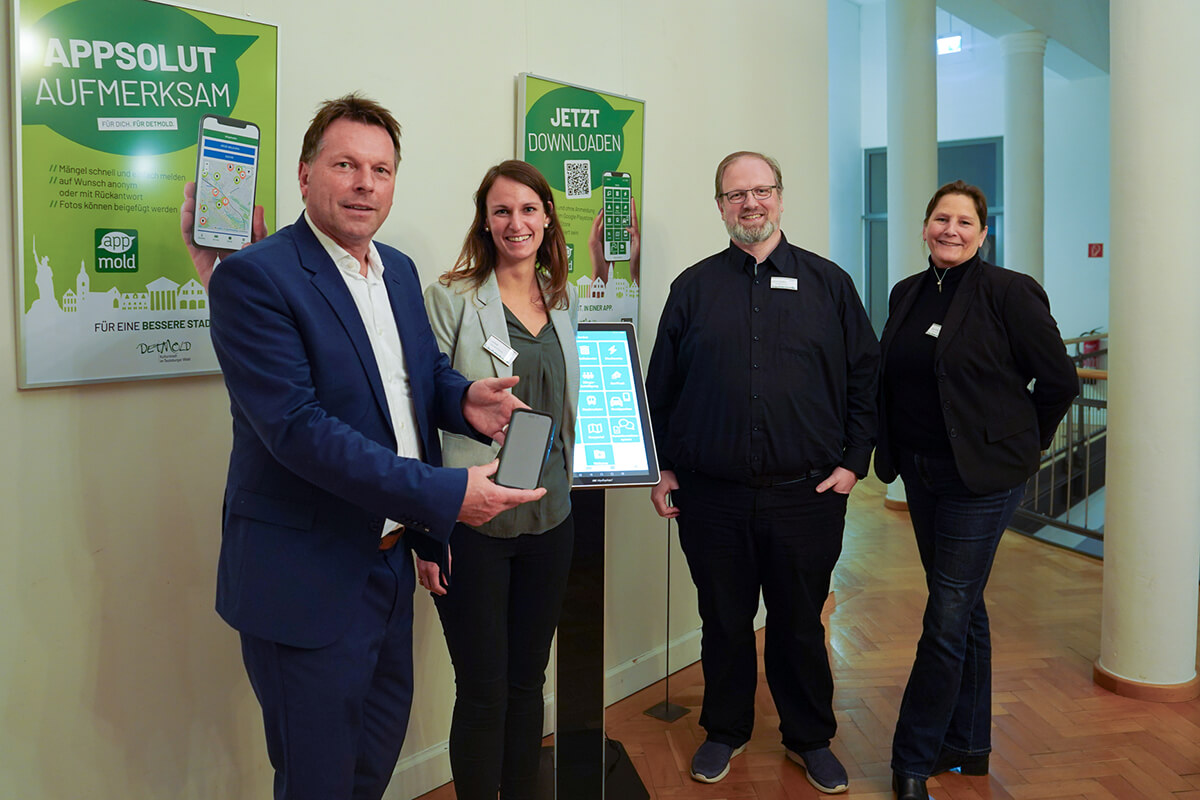 Gruppenfoto bei der Ausstellungseröffnung zur Appmold mit (von links) Bürgermeister Frank Hilker, Franziska Leifeld, Dennis Schäffer und Tanja Watermann aus dem Team Smart City.