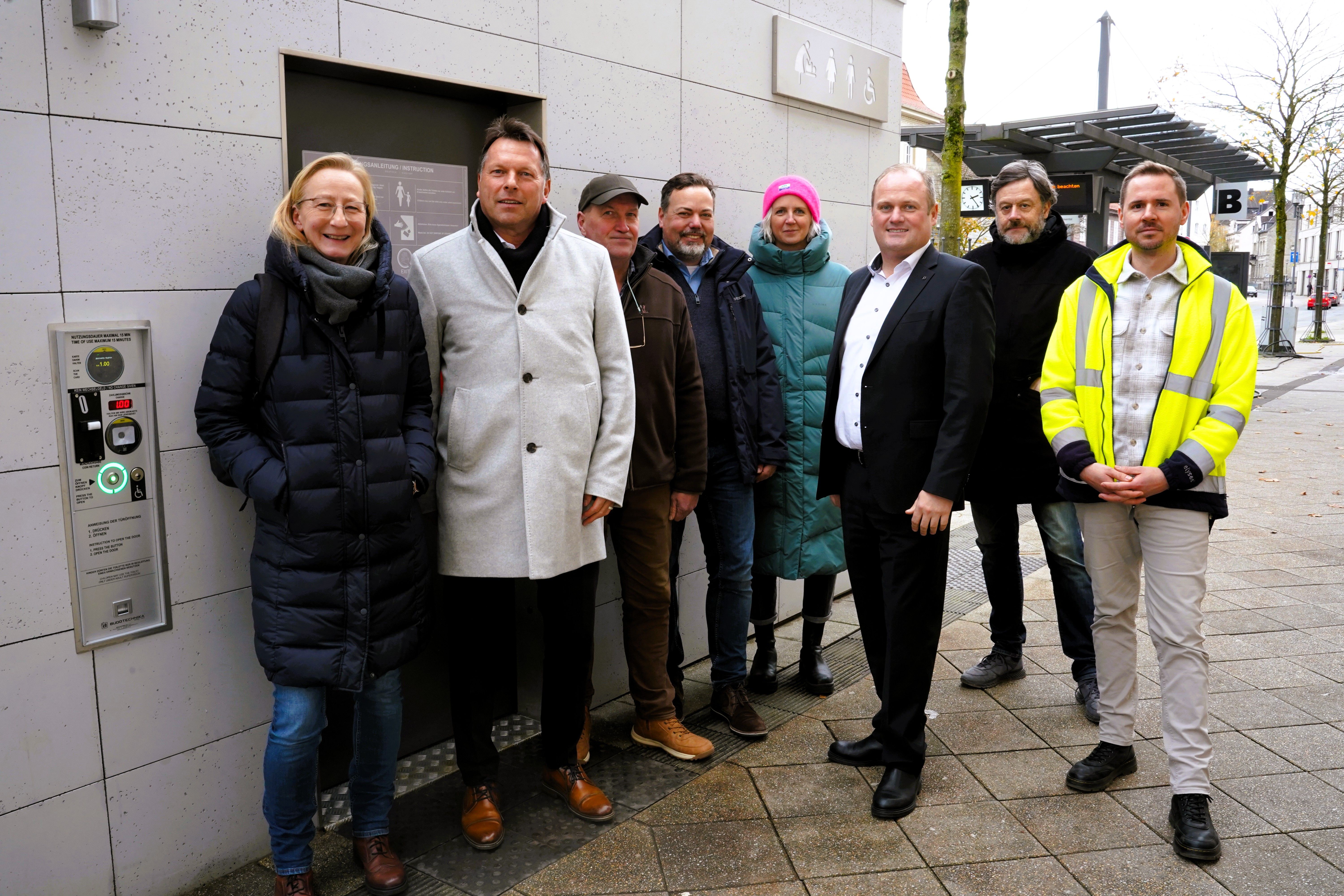 Das Foto zeigt (von links) Andrea Winterberg (Fachbereich Tiefbau), Bürgermeister Frank Hilker, Uwe Lamm (Immobilienmanagement), Sebastian Brinkmann (Abteilungsleiter Hochbau), Corinna Rox (Leiterin des Fachbereichs Kultur, Tourismus, Marketing), Paul Kirchgässner (Werbegemeinschaft „Die Händler“), Hans Müller-Hisje (Detmolder Stadthallen GmbH) und Dennis Neubauer (Team Tiefbauplanung).