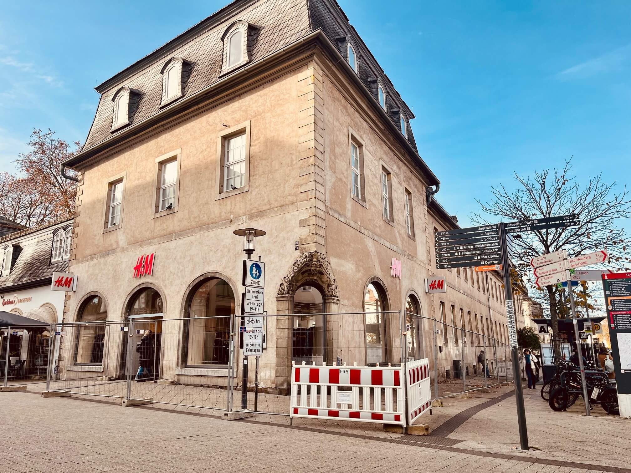 Außenaufnahme eines abgesperrten H&M-Geschäfts in der Detmolder Innenstadt