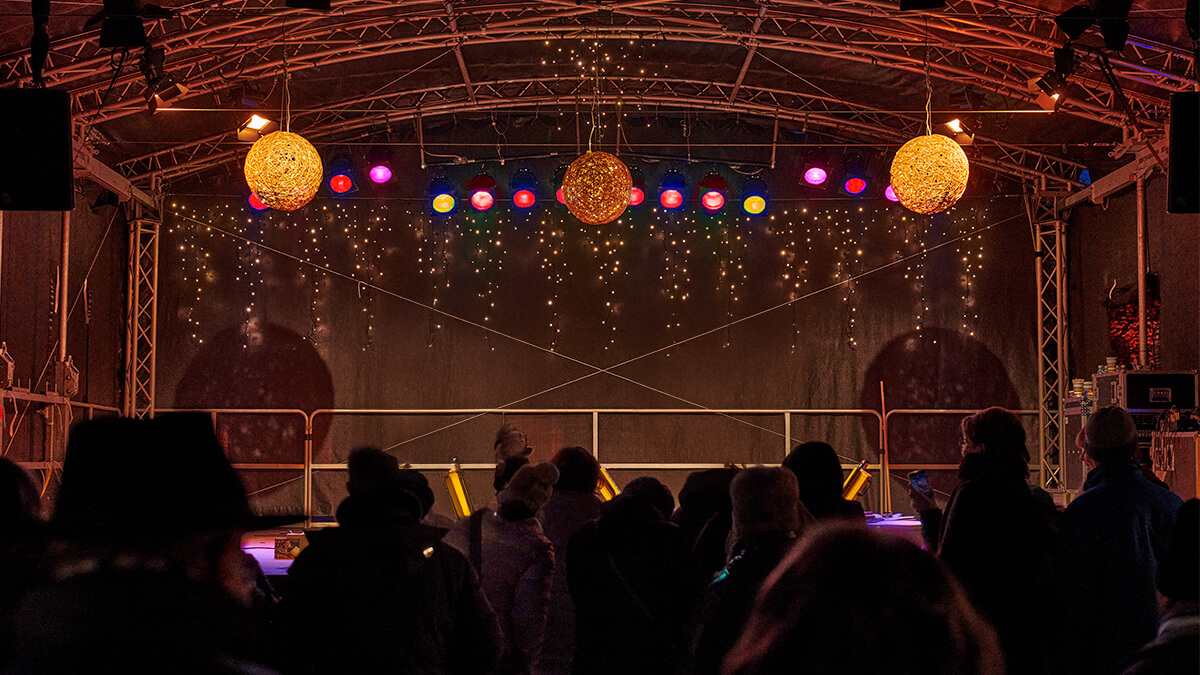 Bühne auf dem Weihnachtsmarkt aus Publikumsperspektive
