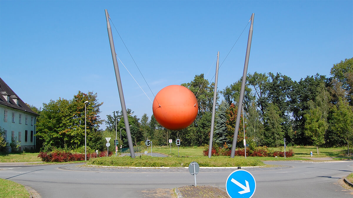 Außenaufnahme des Kunstwerkes "Weltkugel" in Detmold