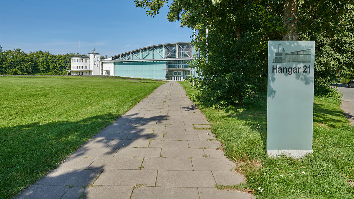 Gehwegaufnahme vom Hangar 21 in Detmold