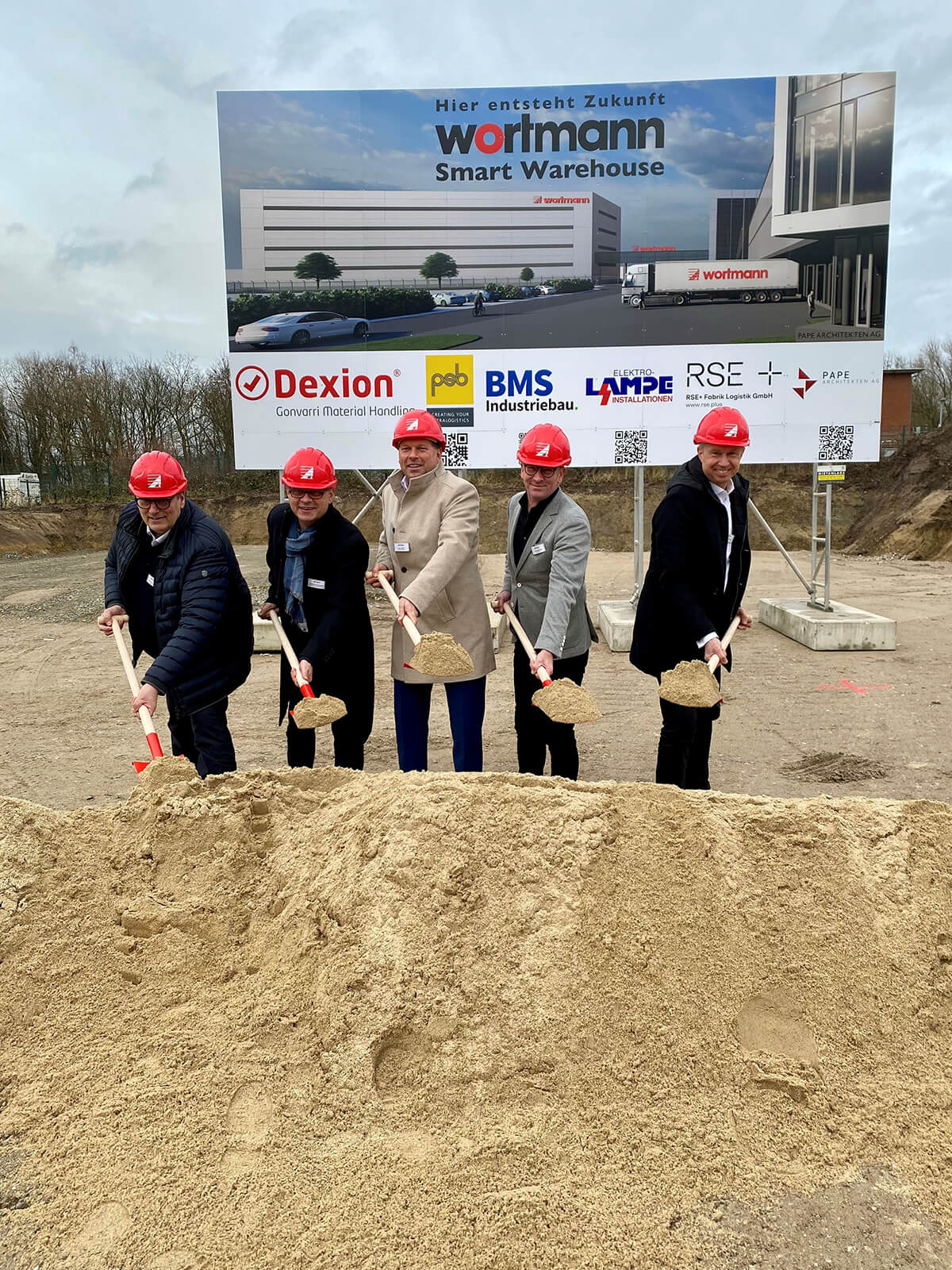 Erster Spatenstich mit (von links) Wortmann-Logistikleiter Klaus Brunsiek, Thorsten Brinkmann (GILDE-Wirtschaftsförderung), Bürgermeister Frank Hilker, Wortmann-CEO Jens Beining und Wortmann-CFO Dr. Tobias Seng