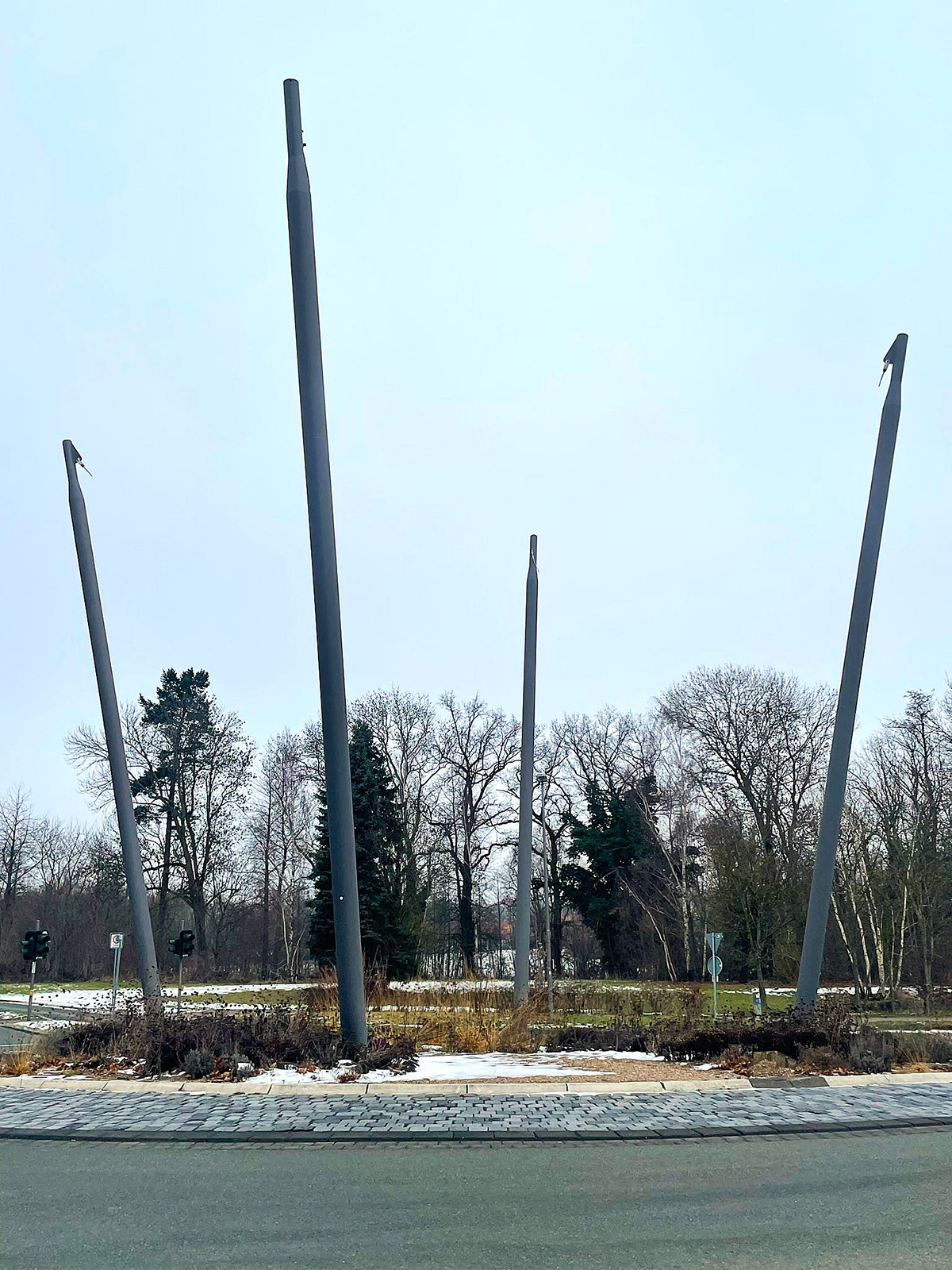 Aufnahme der Halterung zum Kunstwerk "Rote Kugel" an einem Kreisel in Detmold