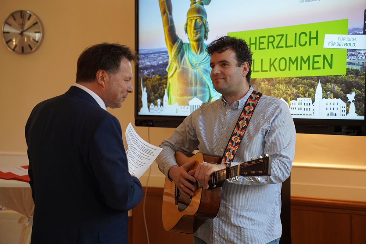 Musiker Simon Herten (rechts) im Gespräch mit Bürgermeister Frank Hilker