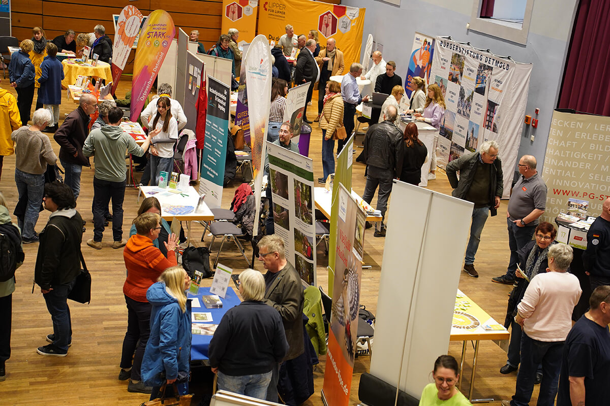 Foto von den Vereins- und Ausstellerständen in der Stadthalle Detmold beim Marktplatz Ehrenamt