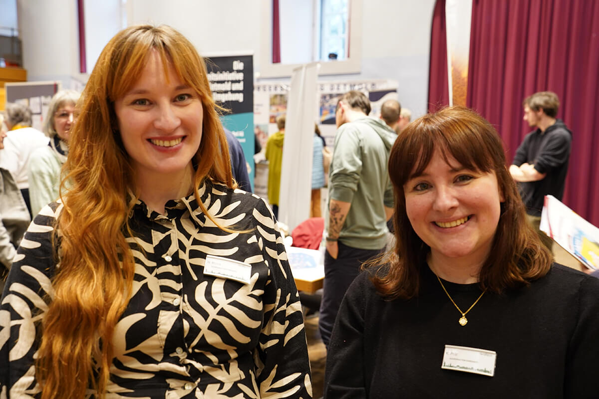 Foto von Nora Moos und Kathrin Prill vom Team Koordination Ehrenamt auf dem Marktplatz Ehrenamt