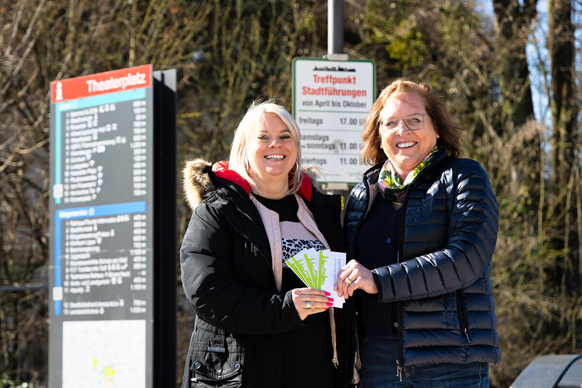 Teamleiterin Vanessa Rubart (links) und ihre Kollegin Martina Wenke (rechts) vor einer Infostele in Detmold
