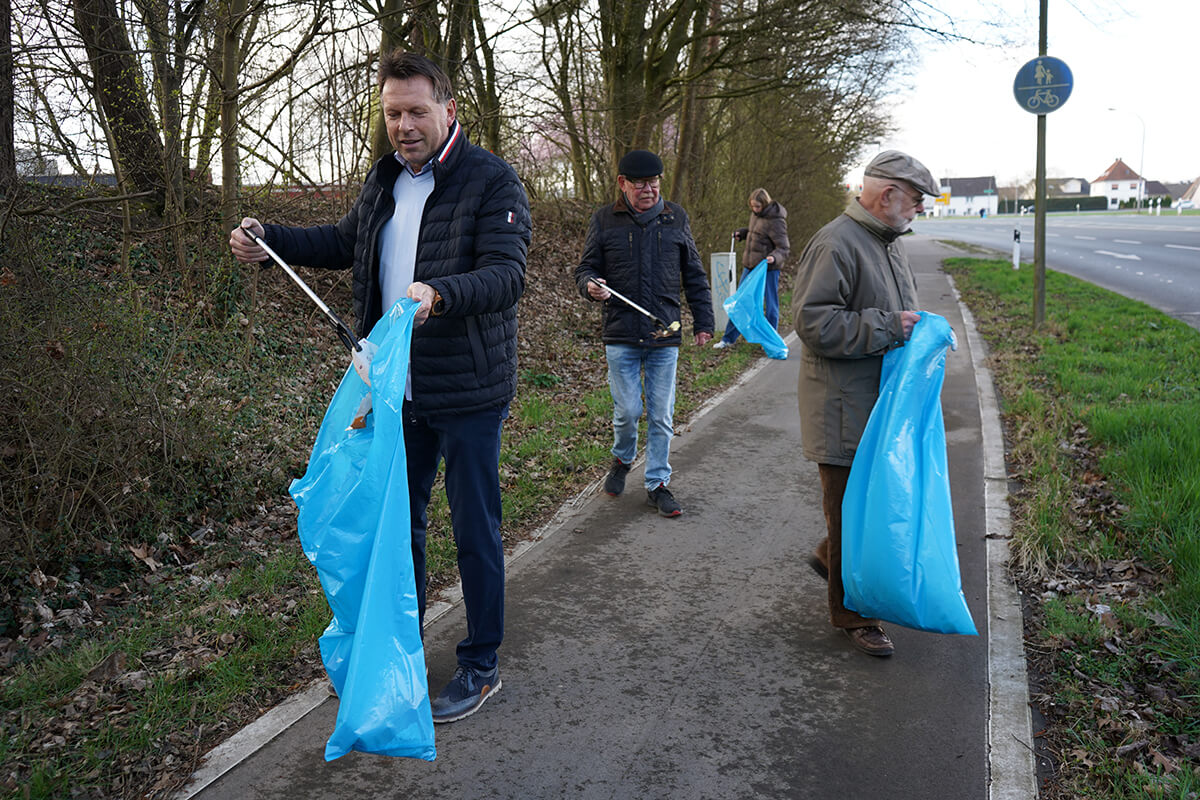 Bürgermeister Frank Hilker (links) mit dem Müllsammel-Team in Jerxen-Orbke