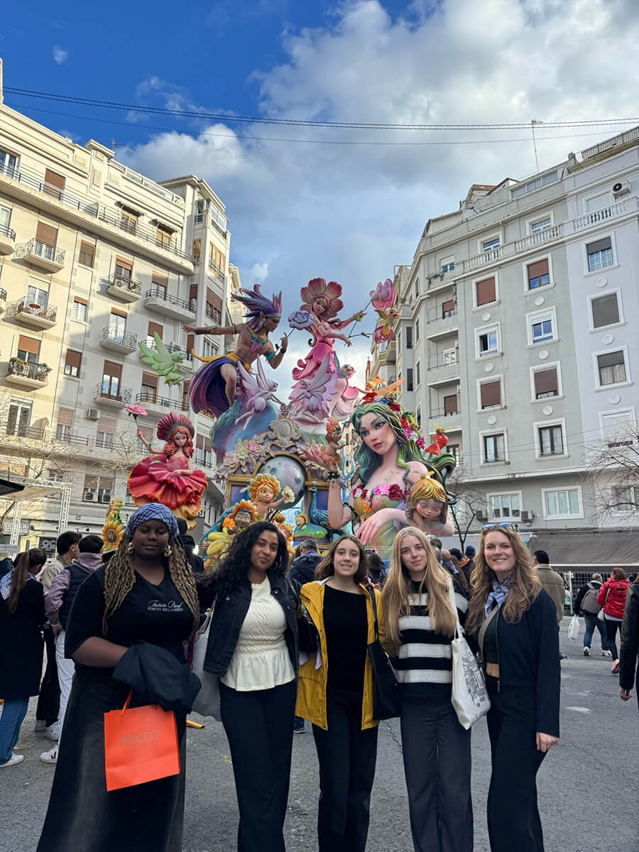 Victoria Irhabor, Laujaani Sothilingam, Marta Llopis (Teilnehmerin aus Spanien), Ina Agethen und Sophie Gurcke vor den prächtigen Fallas-Figuren in Valencia