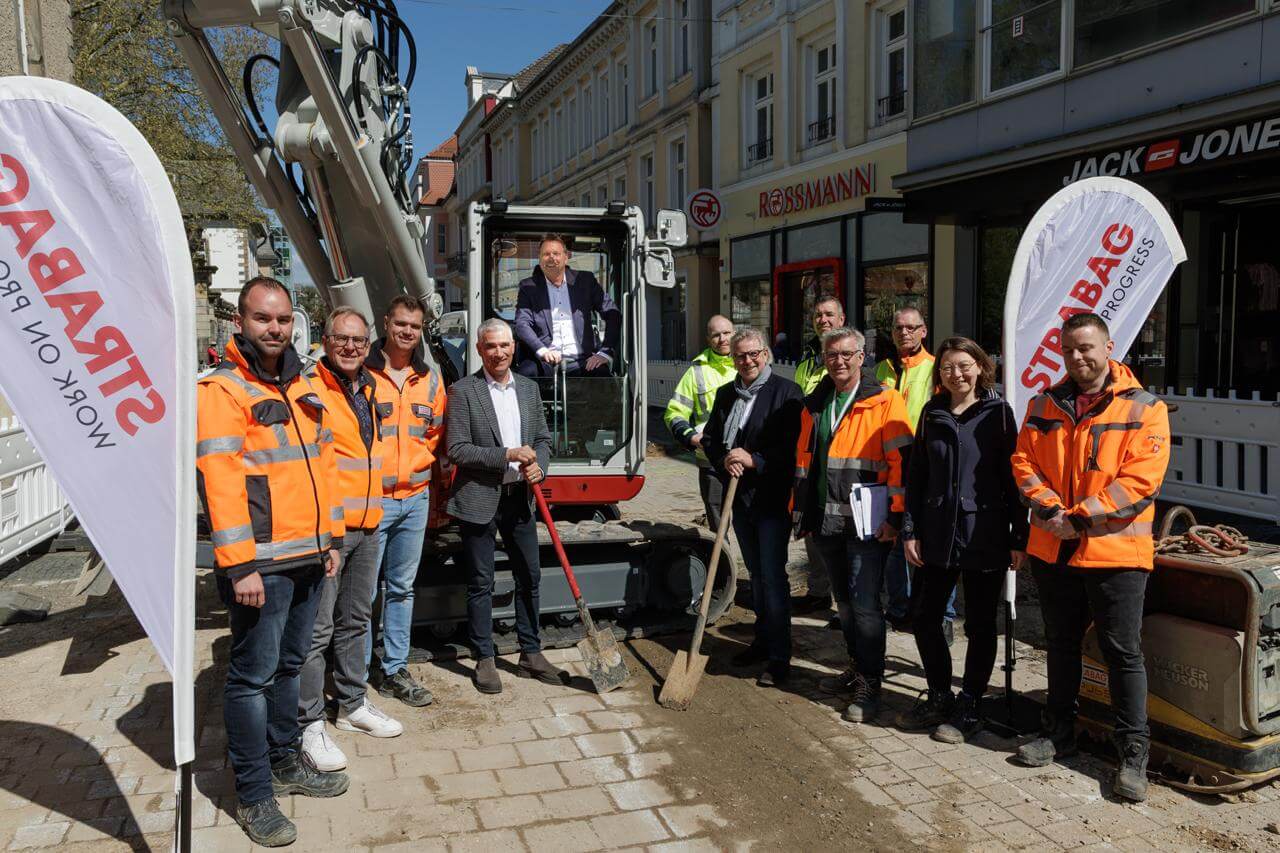 Von links: Max Lesemann, Andreas Buschkamp, Timo Heitbrink (alle Fa. Strabag), Thorsten Paulussen (Beigeordneter Stadt Detmold), Bürgermeister Frank Hilker, Thomas Lammering (Technischer Beigeordneter Stadt Detmold), Jan-Henrik Hagemeister (Stadt Detmold), Stefan Veen (Bockermann-Fritze), Jürgen Weber, Guido Rellensmann (beide Stadtwerke Detmold), Stephanie Opp (Kortemeier Brokmann Landschaftsarchitekten), David Altschäffl (Bockermann-Fritze).