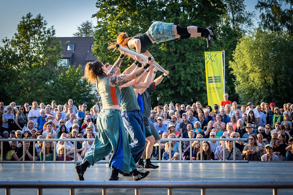 Drei Künstlerinnen zeigen eine akrobatische Show auf einer Bühne bei der Bildstörung 2026