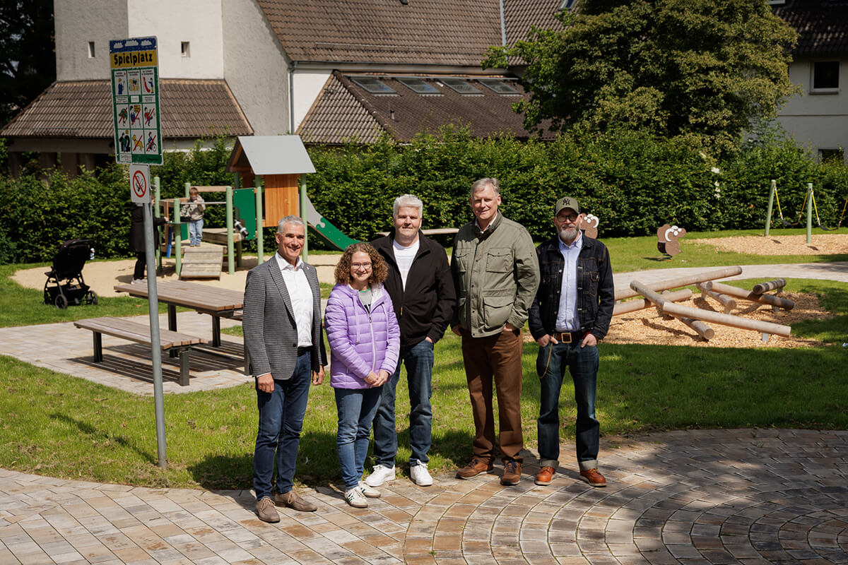 Gruppenaufnahme mit den Beteiligten bei der Eröffnung des Kinderspielplatzes im Dorfpark Hiddesen