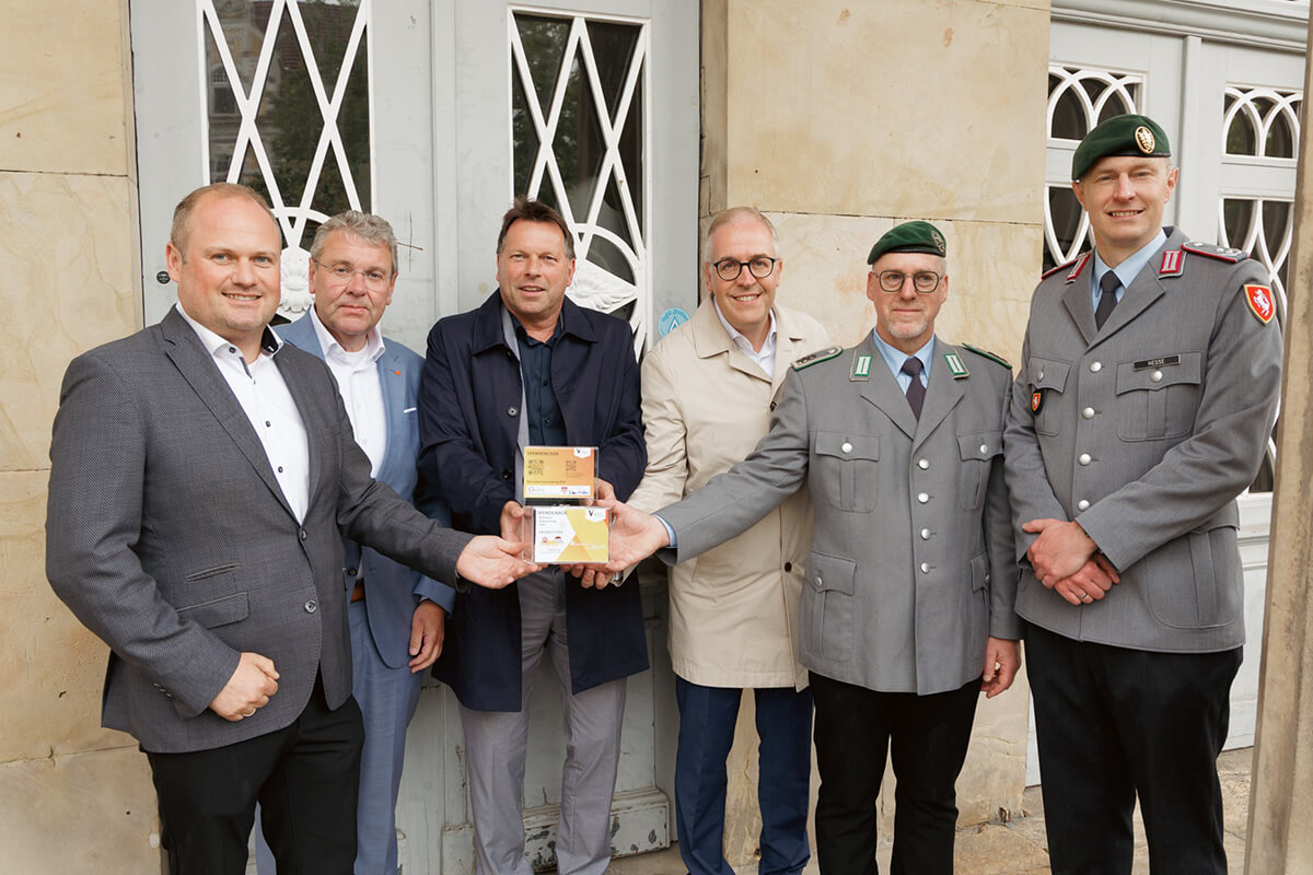 Gruppenaufnahme vor der Eingangstür des Rathaus Detmold anlässlich des Deutschen Veteranentages
