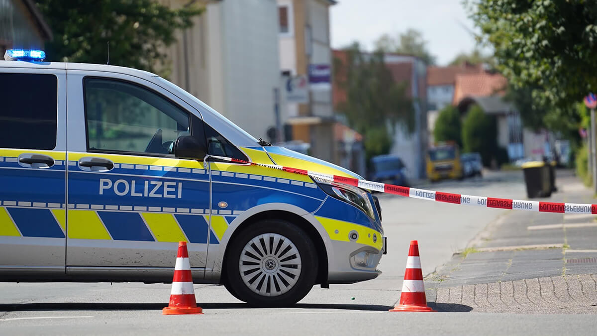 Bild eines Polizeifahrzeugs mit Absperrband an der Arminstraße in Detmold